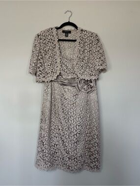 R&M Richards Taupe Lace Evening Formal Dress Size 12 Early 2000’s 2 Piece